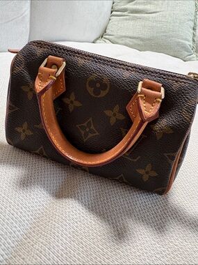 Authentic Louis Vuitton Mini Speedy
This is the mini, not the nano. 🤗